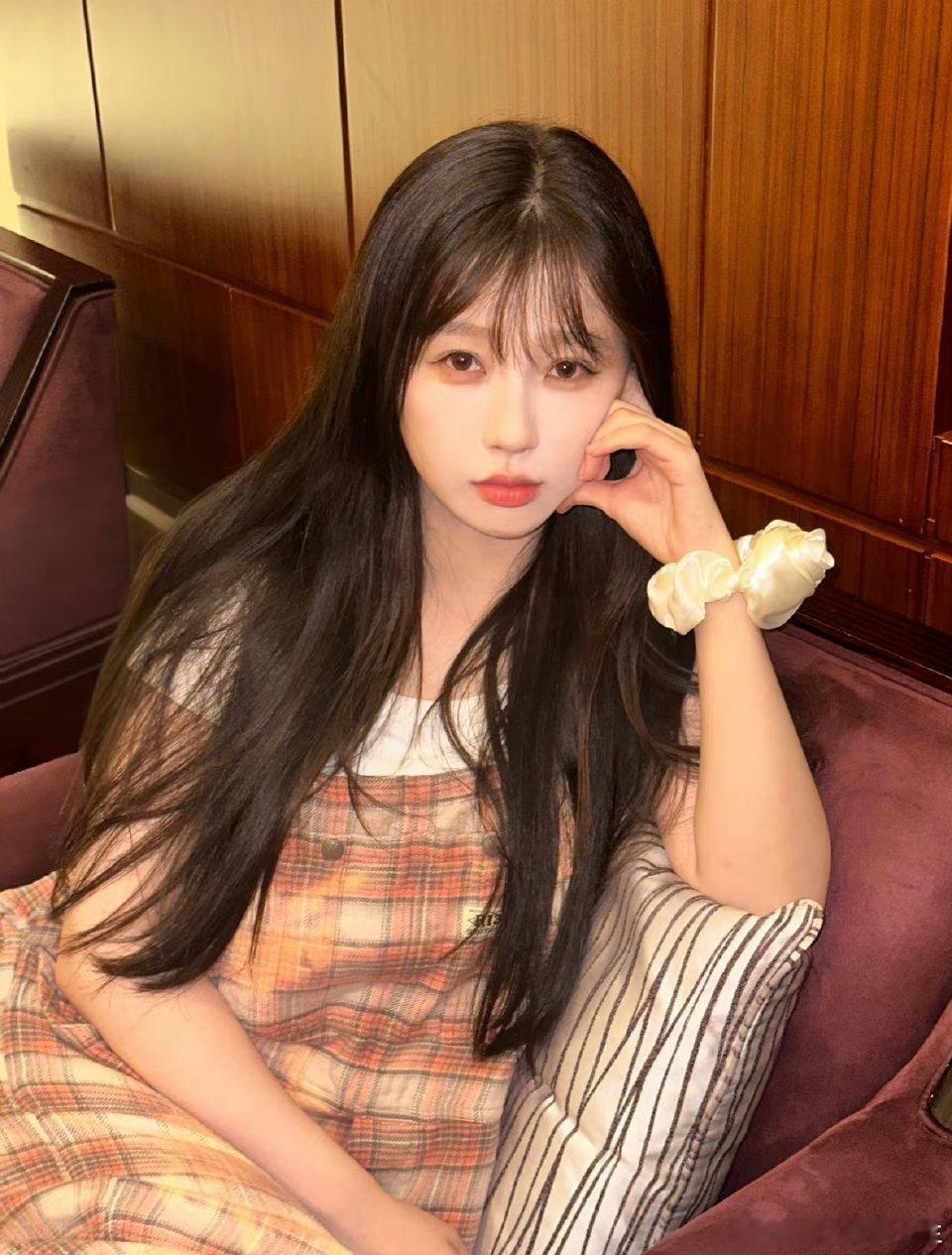 #所有人都露脸不告诉虞书欣#当时欣欣子刚拍完就被抓来拍杀青照了，实在是太可爱了，