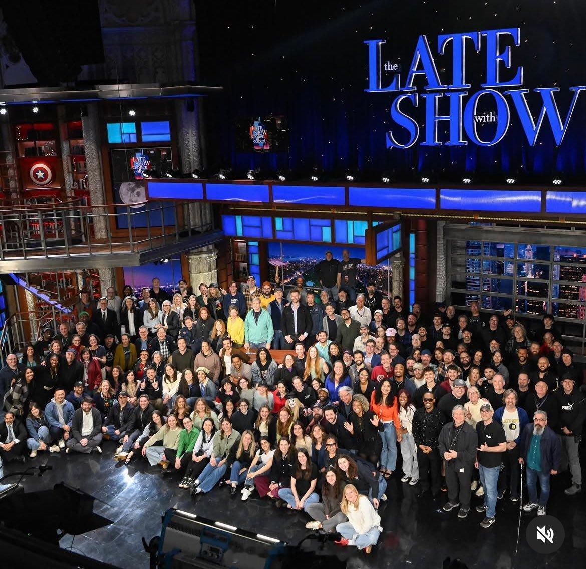 “Late Show”最后的员工大合影。难怪CBS要砍。。。