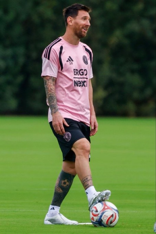 梅西  训练中的小梅，看出来是非常开心了！夏洛特fc vs迈阿密国际梅西能有多可