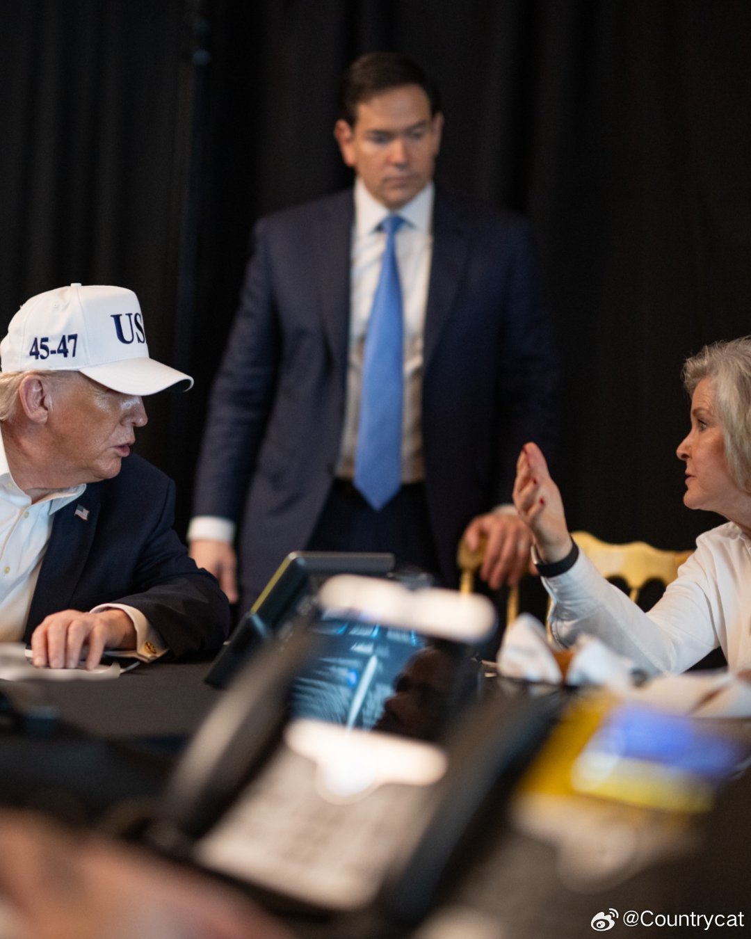 美以联合空袭致哈梅内伊身亡：事发经过与五大焦点海外新鲜事以美袭击伊朗 在美以两国