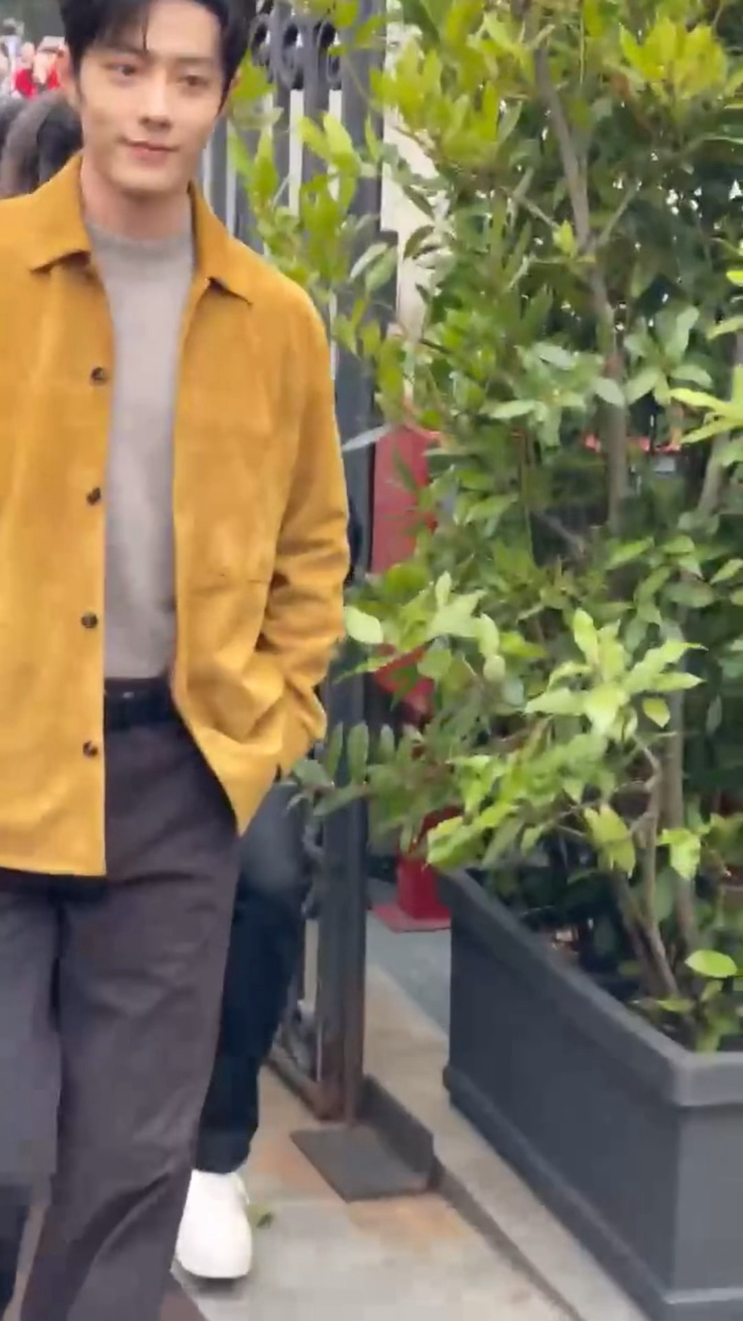 肖战抵达米兰时装周秀场，慵懒矜贵老钱风