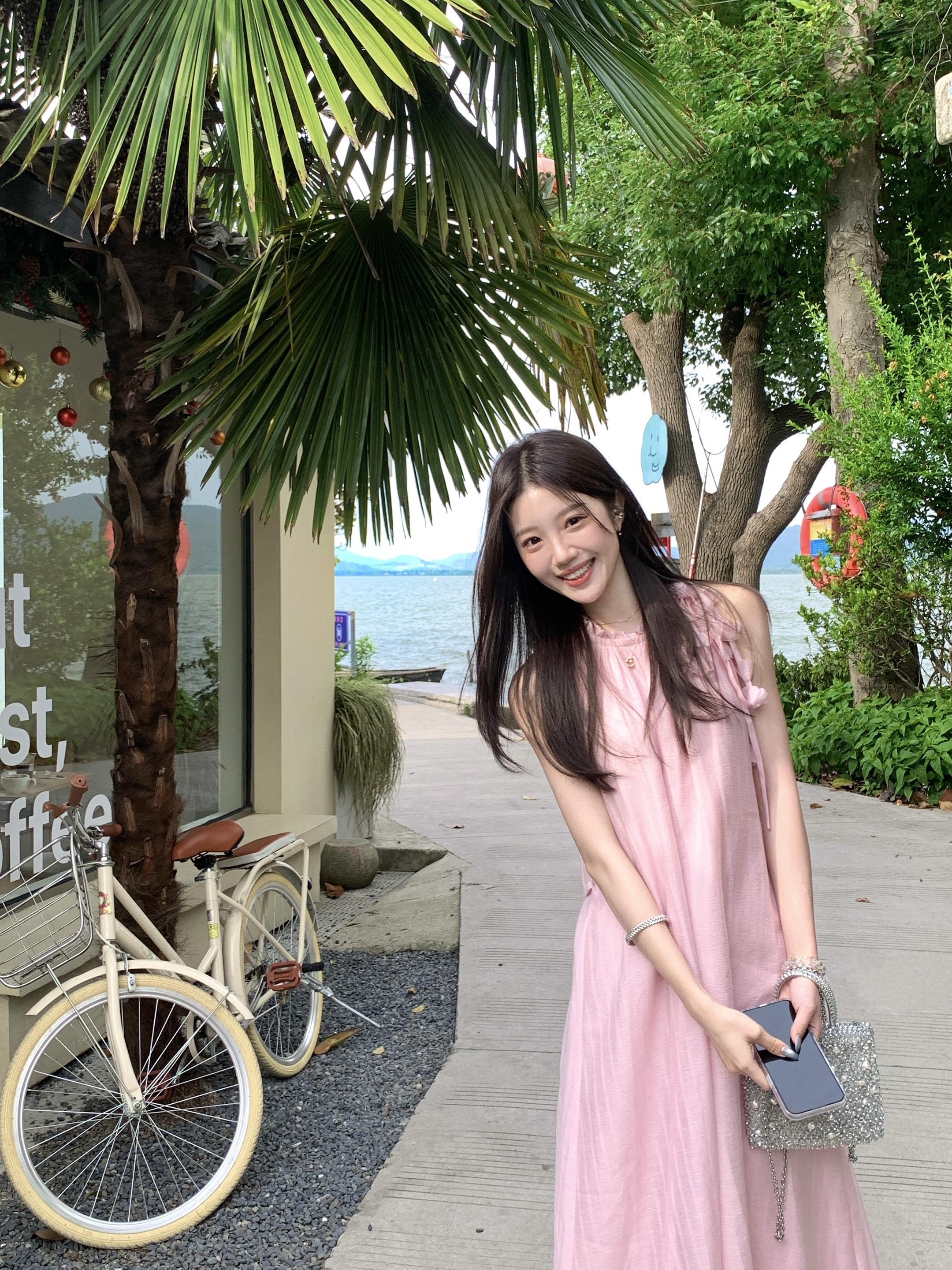 她站在对面如此鲜艳