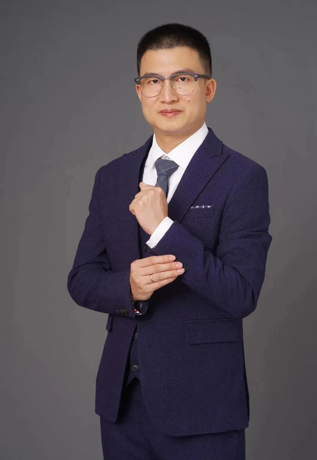 80后医学大牛身兼副校长与三甲院长，双博士履历惊艳全网

这个人叫吕奔。1983