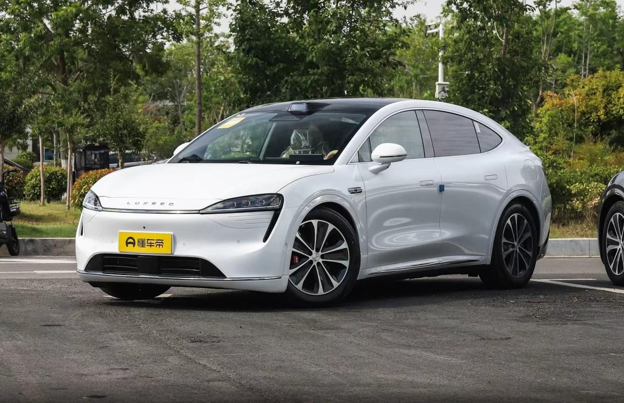 “二手智界R7能买吗？现在价格看起来挺香。”作为一个开过、摸过、也帮朋友验过几台