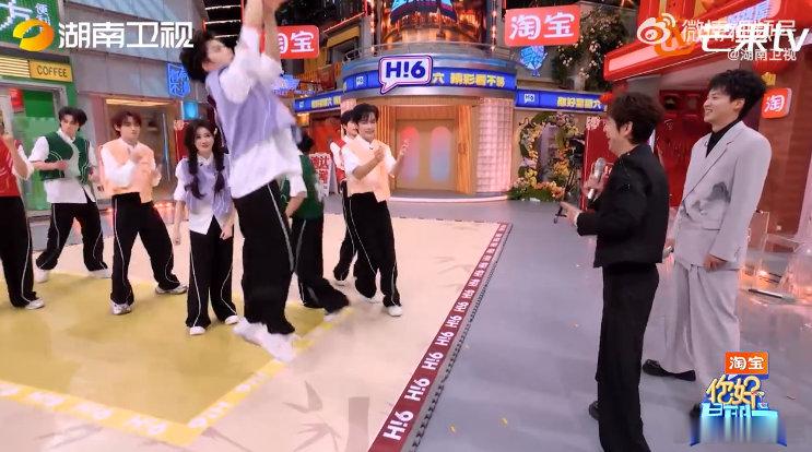 王星越刻进DNA的空气投篮你好星期六 瞧这独特的画风！别人斗舞热火朝天，王星越却