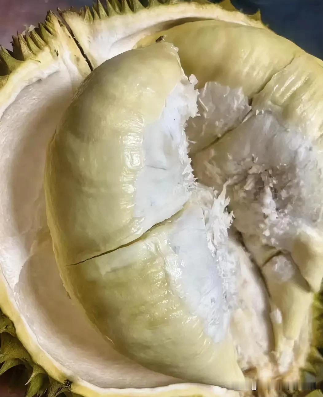 榴莲，被誉为“水果之王”，气味浓烈，喜欢吃的说它香，而不喜欢的称之为臭。

这天