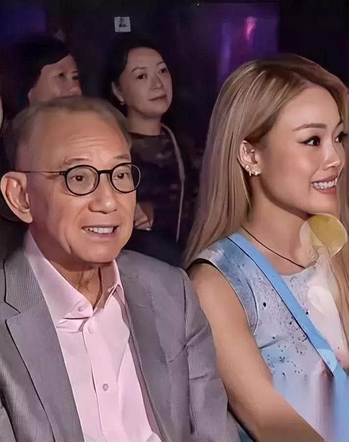 杨受成容祖儿同框引热议！

英皇背后故事更震撼？

82岁杨受成与45岁容祖儿同