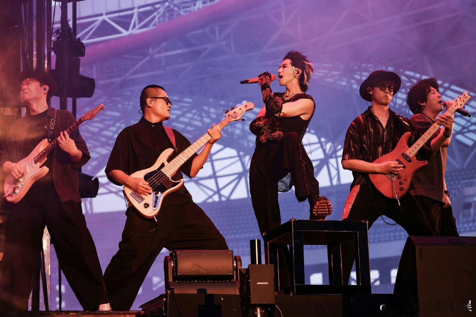 #华晨宇说不要再说我写的歌很难了#华晨宇的歌每一首都是让我单曲循环的程度，每一首