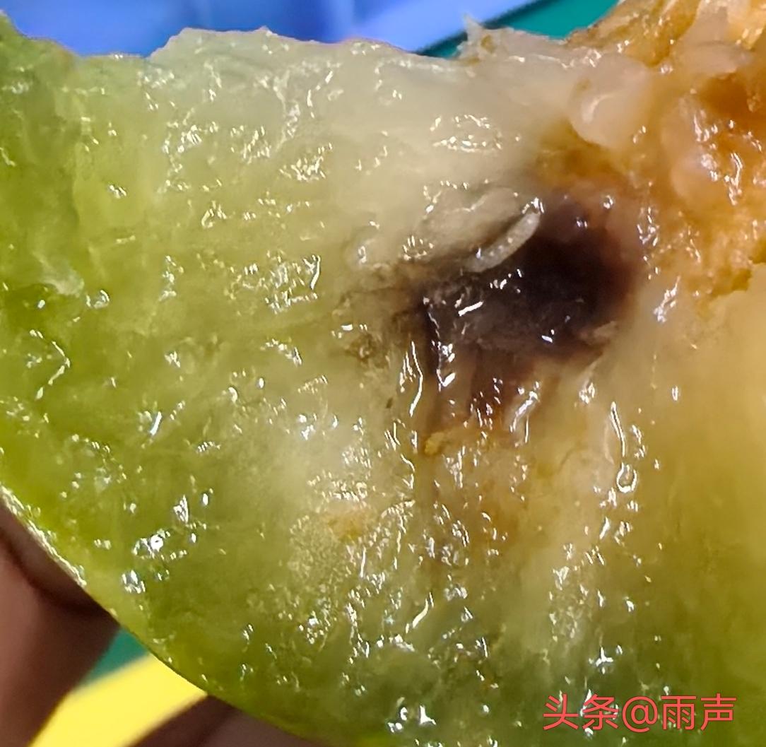 刚刚真的是被恶心到了！
昨天同事从老家过来，带了一大箱应季奈李，下午的时候文员给