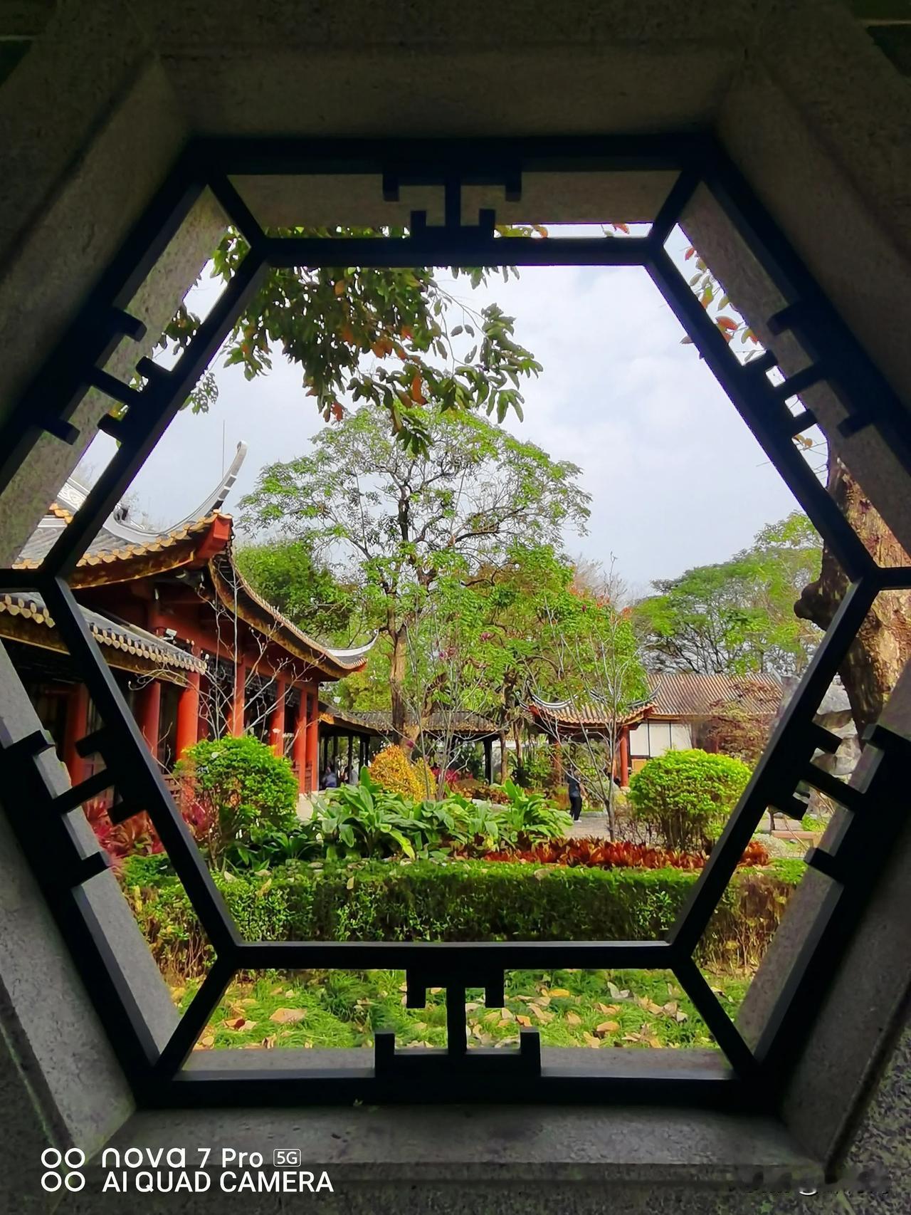 成年人的通透，
都在断舍离，过半隐半藏的精简生活:

1、不跟风攀比好面子乱买东