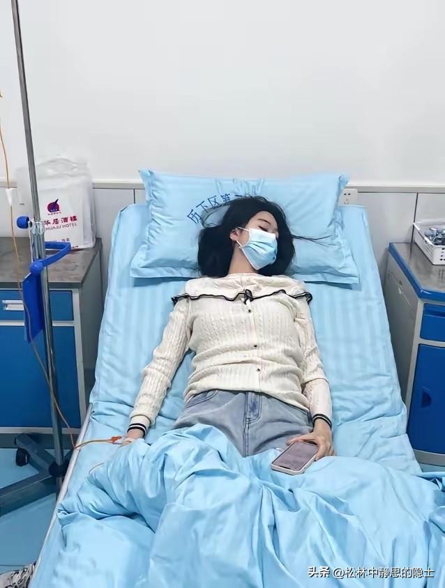 一个17岁的女孩，因为反复拉肚子去医院就诊，肠镜检查结果出来后，接诊的医生沉默了