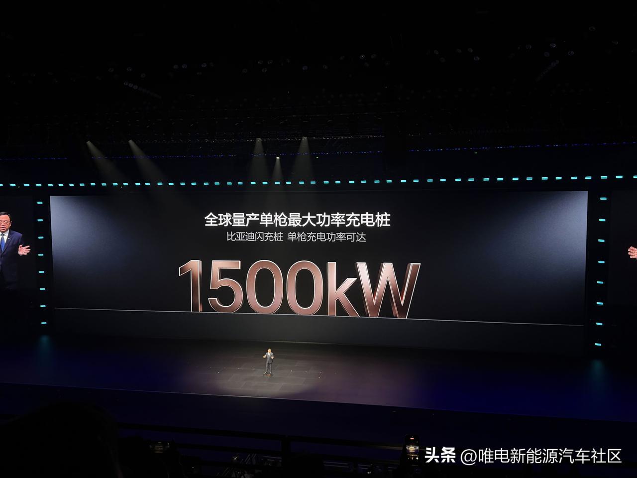 比亚迪闪充桩正式发布[思考]由单枪1500W的滑轨悬吊式T型桩+ 比亚迪储充一体