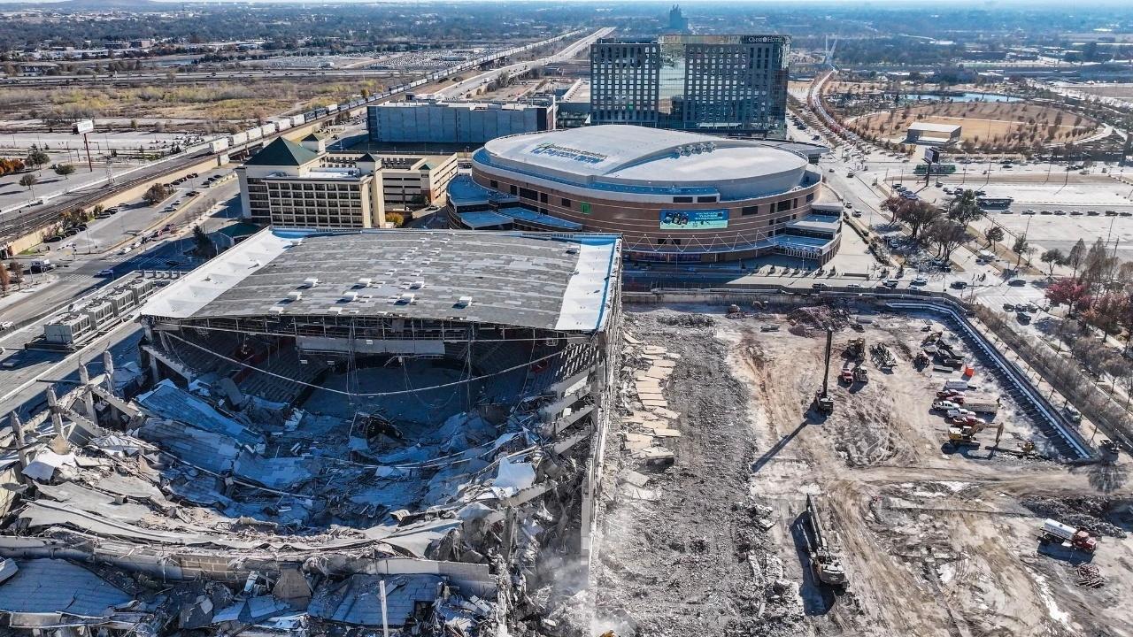 雷霆新球馆的位置原先建筑（会展中心）正在被拆除，俄城市长霍尔特转发了前两天有爱好