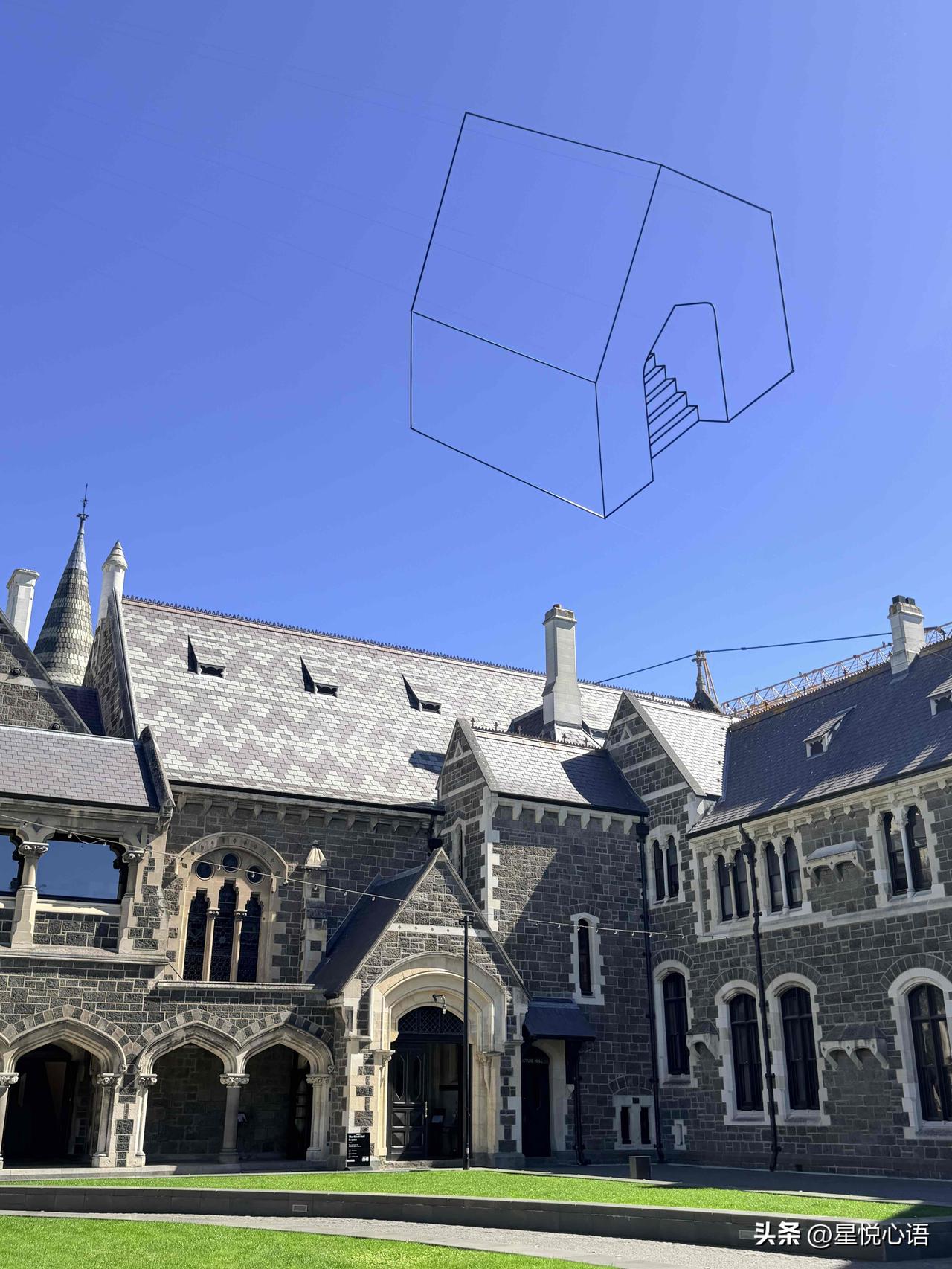 新西兰基督城的悬浮房子，真的被美到了
远看飘在天上，像童话里的空中楼阁

走近才