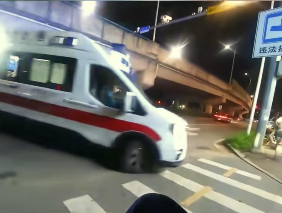 当民警破门而入时，女孩躺在床上已经昏迷……

近日，广东东莞警方接到年轻女子小潘
