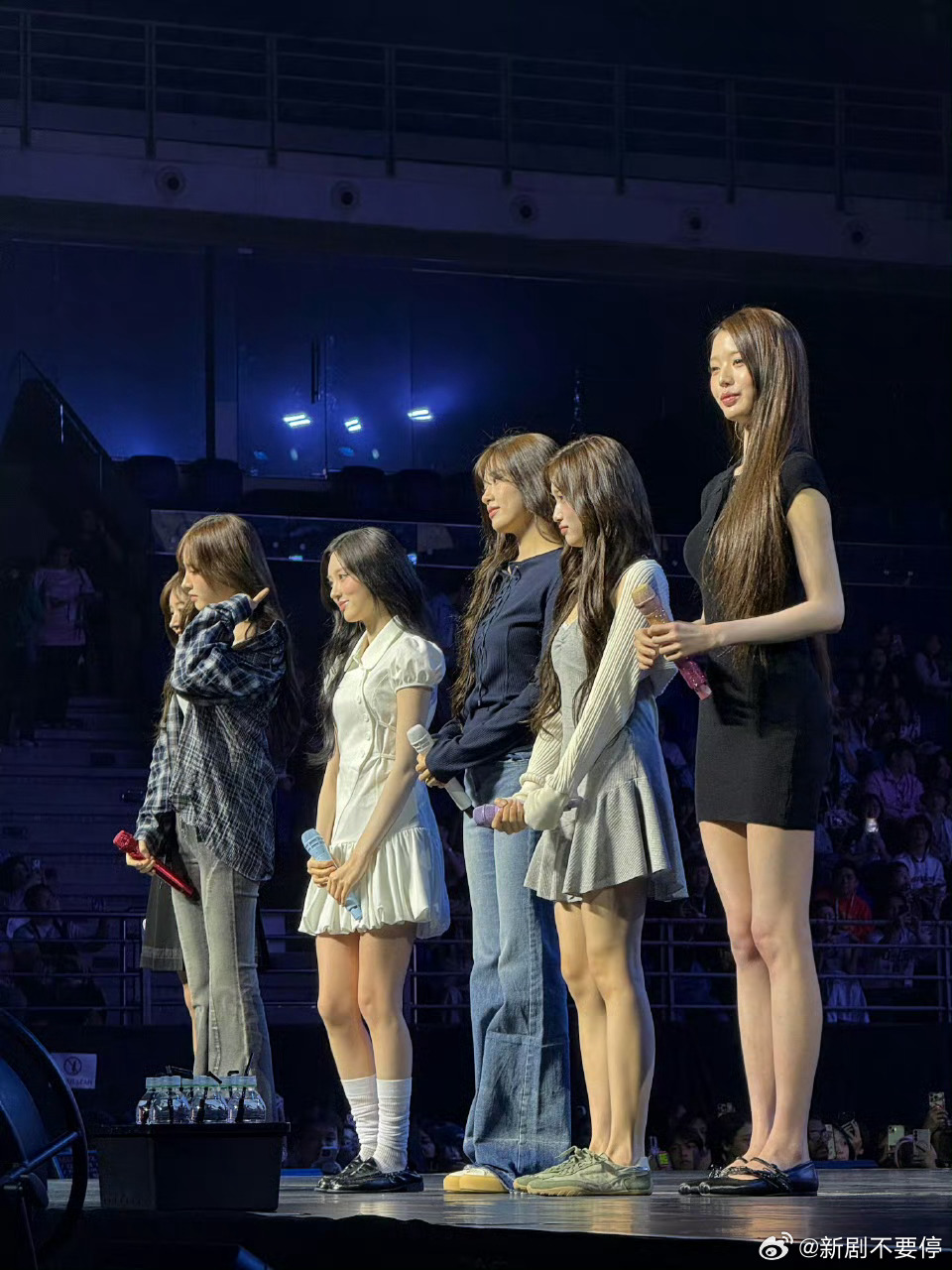 张元英穿搭基础身材就不基础最气人的是她穿平底鞋反而更显腿长，金唱片红毯站那儿跟开