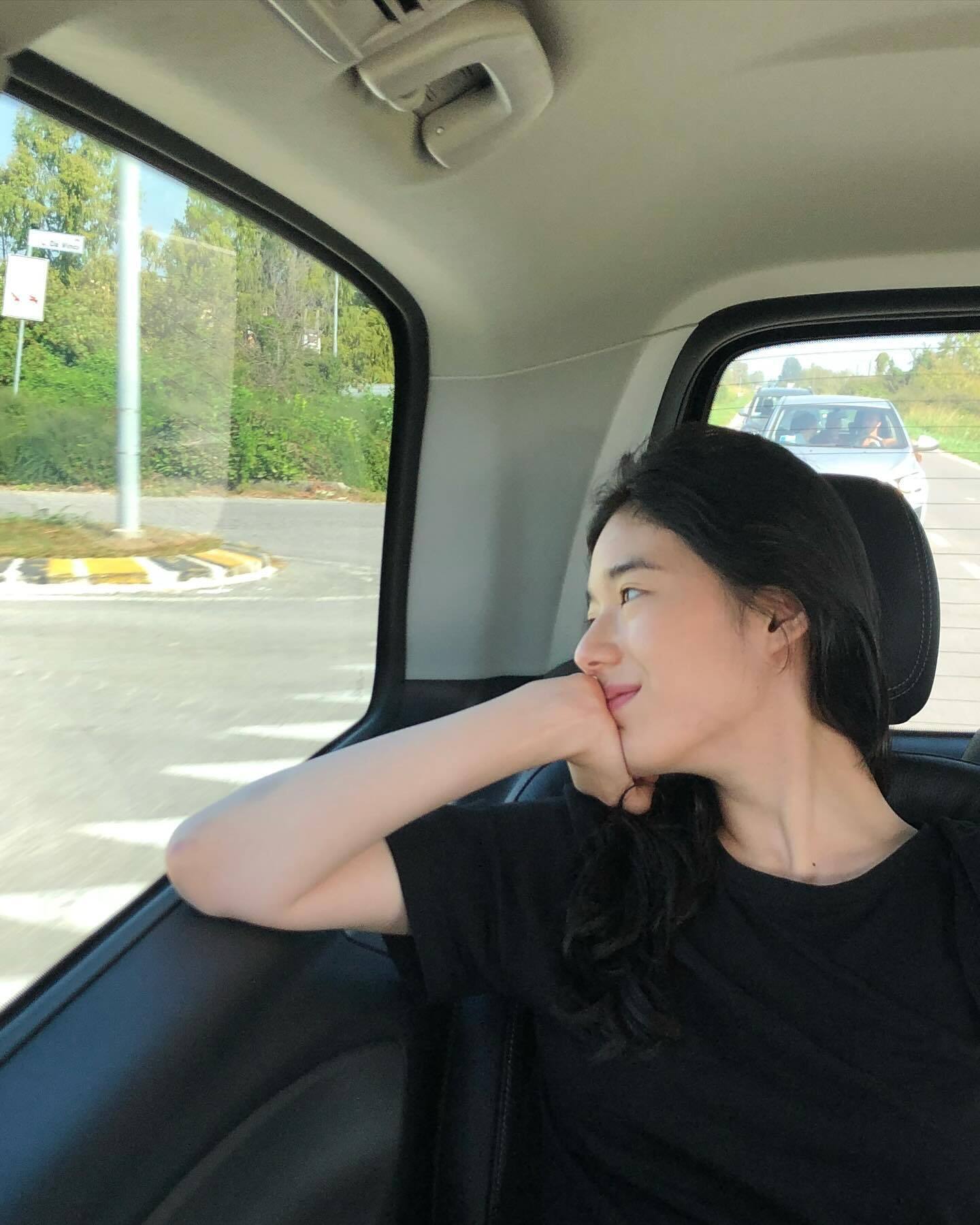 一张根本演不了穷人的脸。