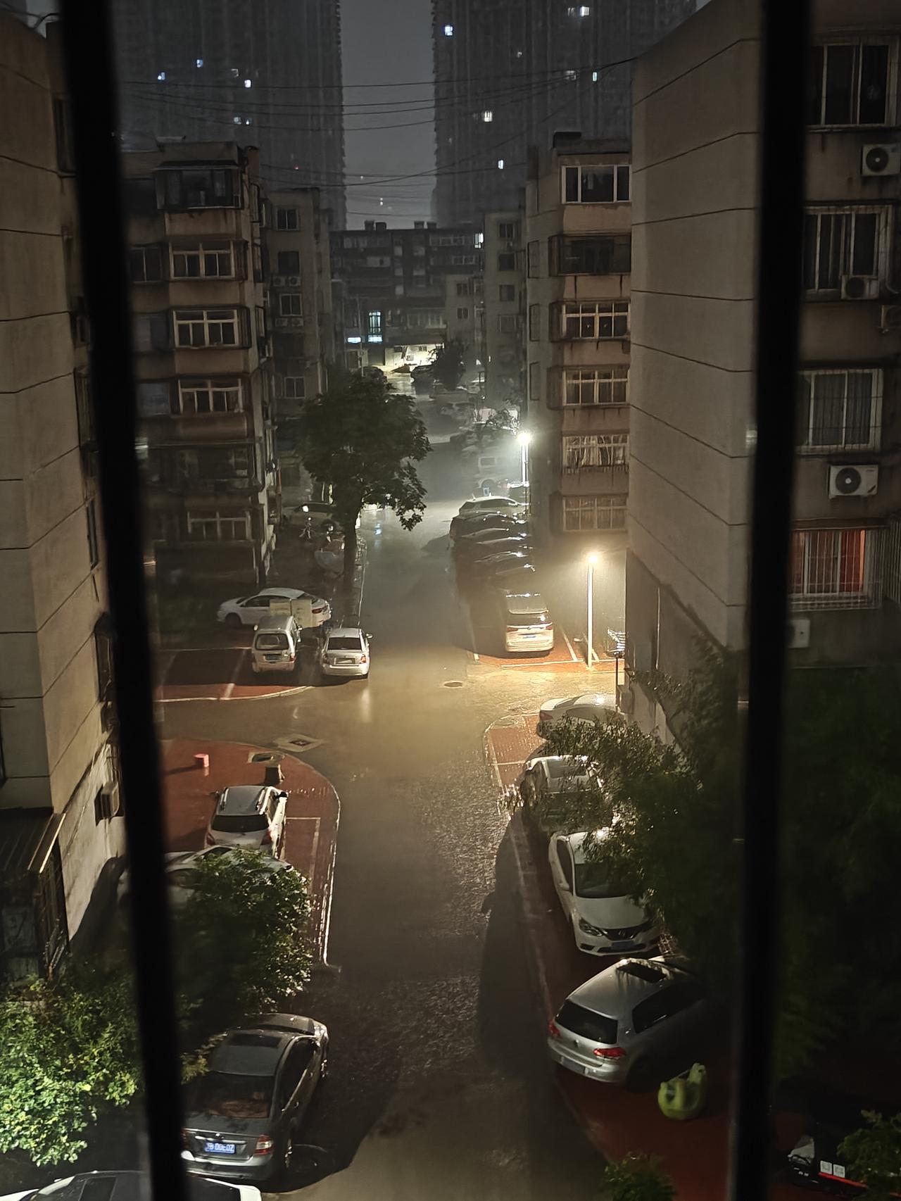 夏日生活打卡季大雨滂沱，继续，今年的夏季雨水真的是开了挂了。