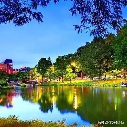 你会选择在早晨还是晚上散步我更偏爱傍晚散步。清晨空气清爽，但早起需要很强的毅力，