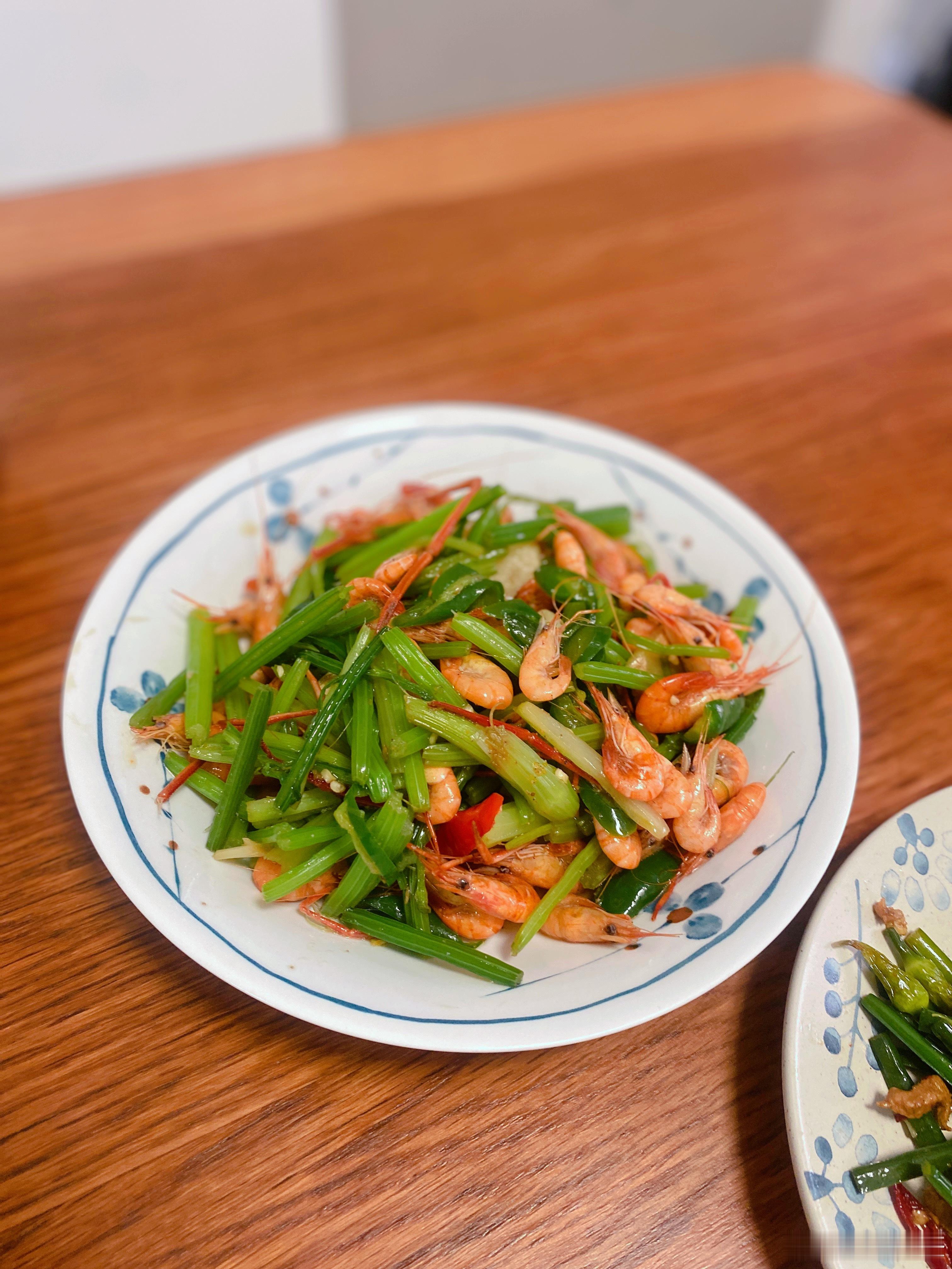 高中生的家常便饭：炒韭苔，炒河虾，炒面，西红柿滑牛肉丝今日午餐好好吃饭简简单单又