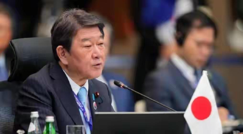 美国战略转移后，日本主动来填补，充当围堵中国的先锋，借机加速军事化进程，这既是挑