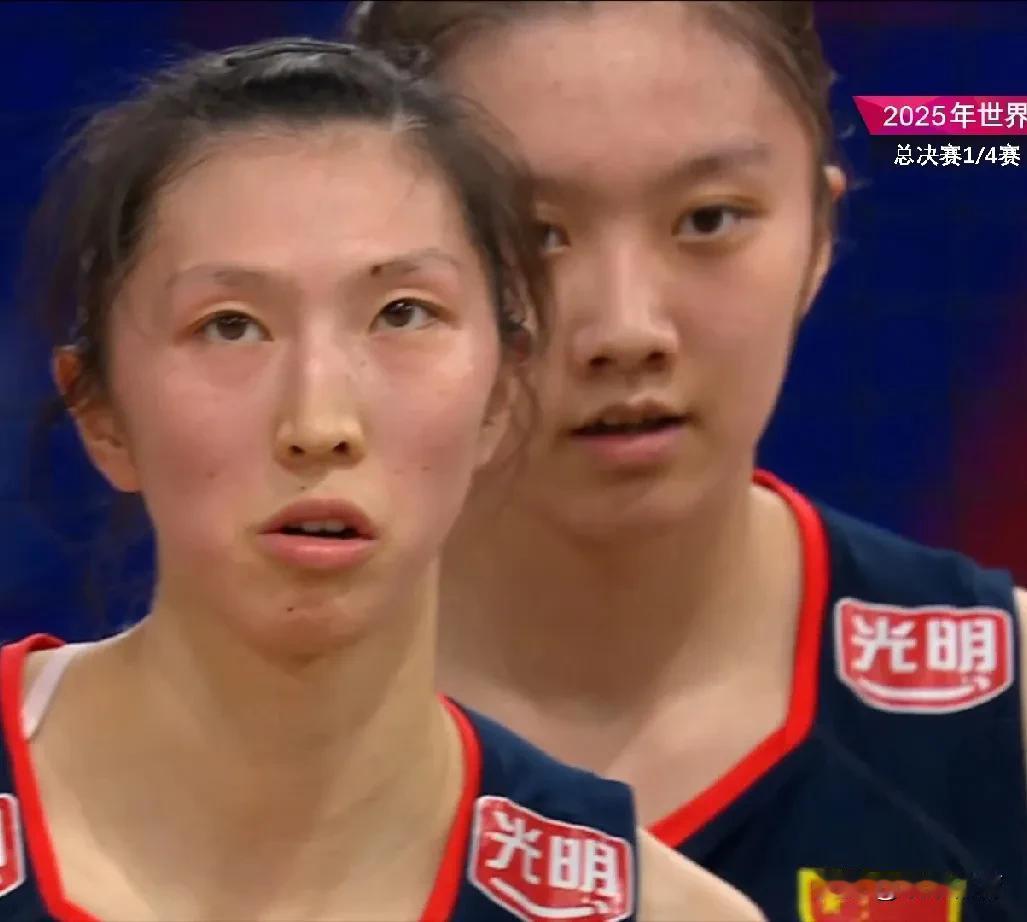 【波兰女排扳回一局双方战至1-1平】
中国女排对波兰，第二局开局中国队打得顺利，