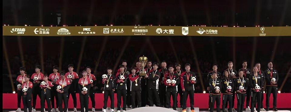 发没发现，颁奖的时候，铜牌的德国队特别的高兴，每个人的脸上都洋溢着笑容。银牌的日