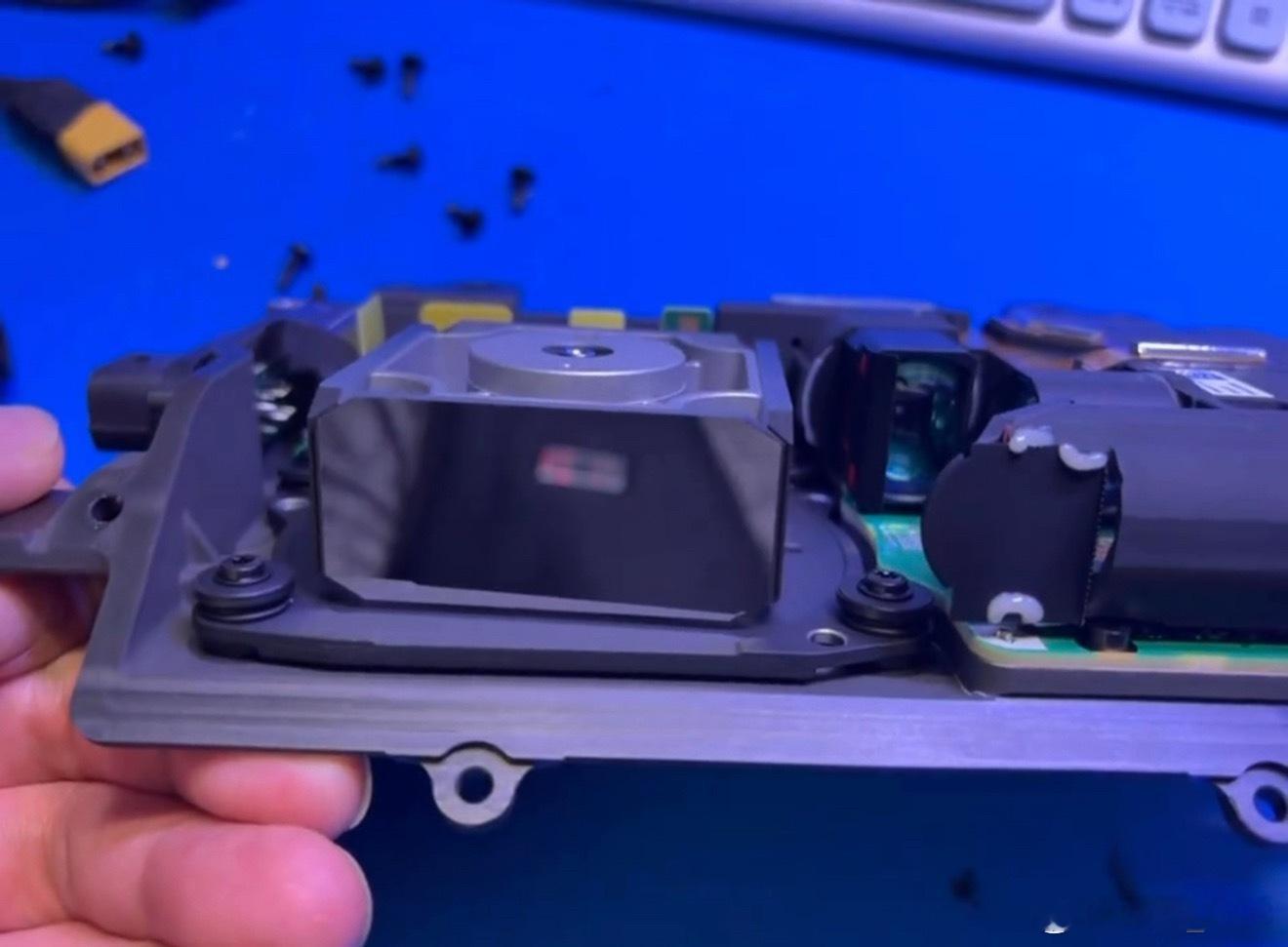 隔壁平台有博主拆了D5激光雷达。（图侵删）之前很多人瞎猜测的转镜+振镜的方案都是