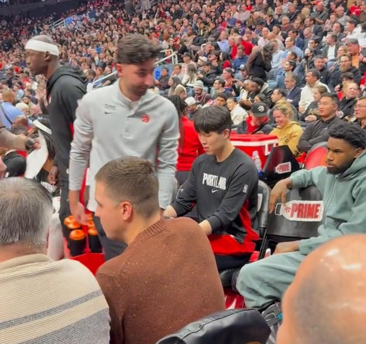 难获登场机会！杨瀚森在替补席显得有些不开心！

有球迷在猛龙主场拍摄到了杨瀚森坐