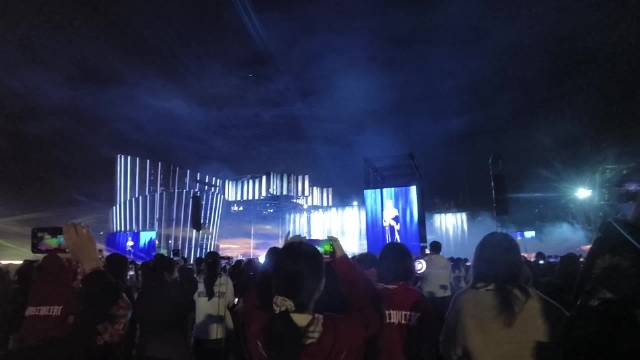 华晨宇南京演唱会，演唱《忒休斯的船》，有无人机，外场手机记录，音效还可以。#华晨宇##华晨宇火星演唱