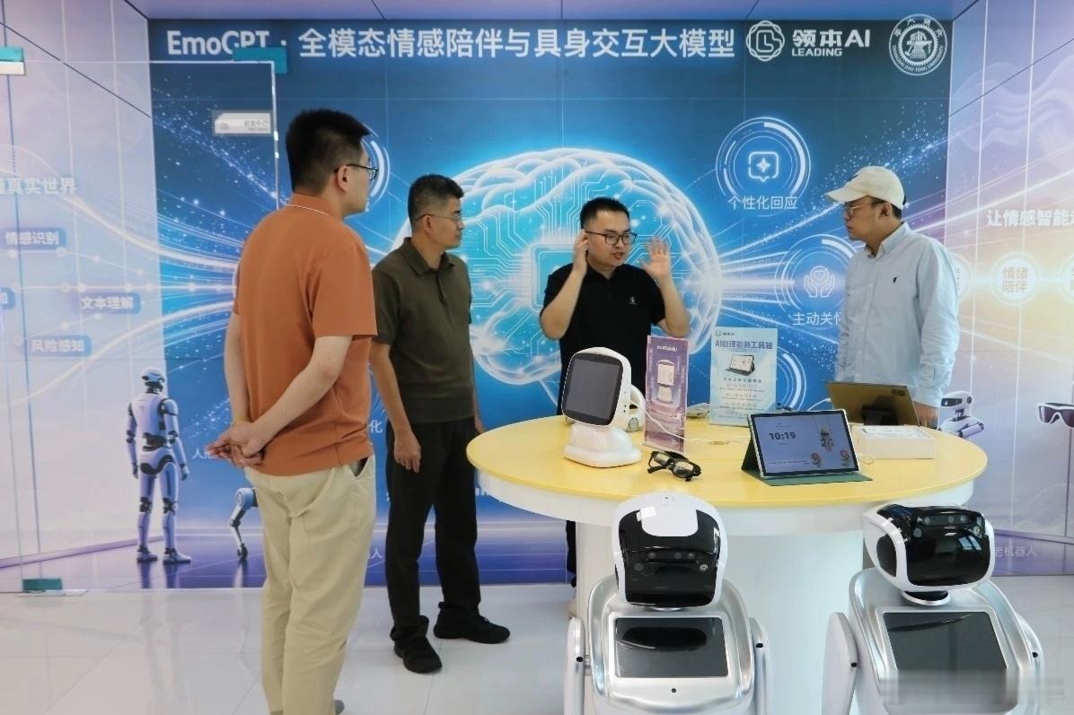 又有机器人公司合作建设智能养老场景了近日，领本 AI 与优若博机器人（上海）有限