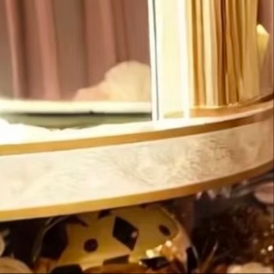 温暖是会循环的。一句鼓励、一次伸手、一个微笑，都可能成为别人黑暗中的光。善良从不