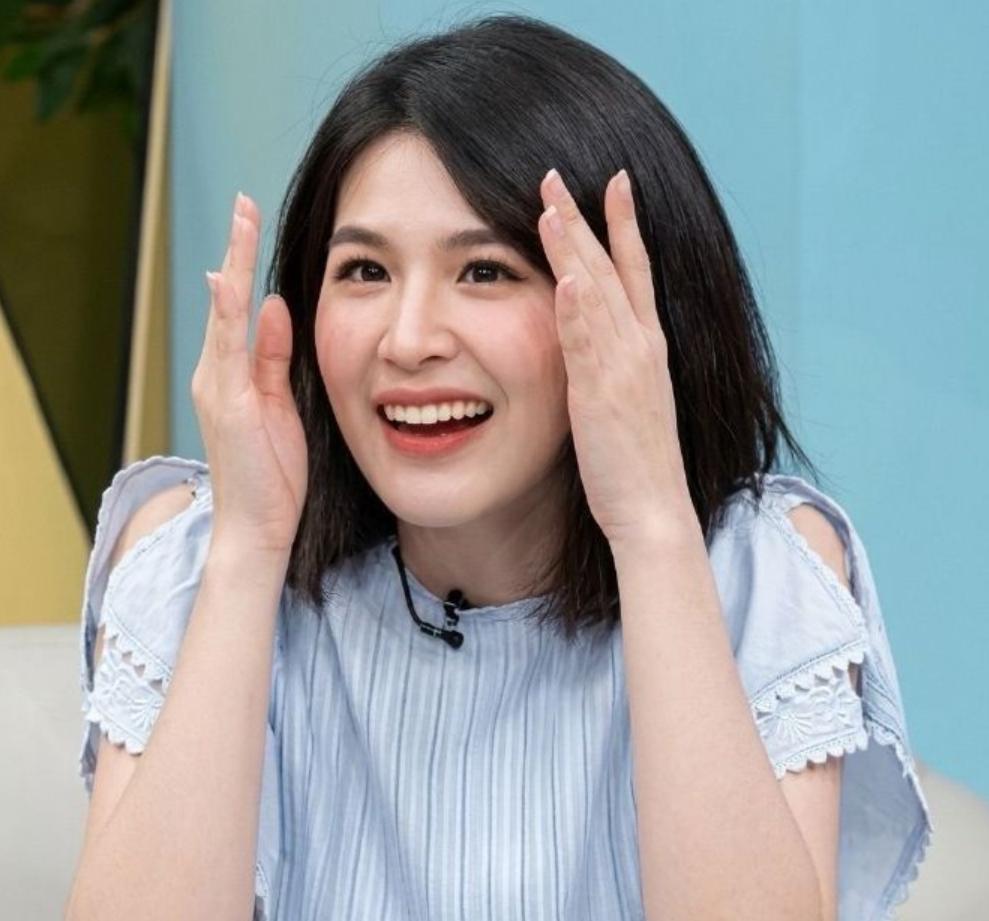 曾沛慈热度断层第一！

哪是突然红

是青春终于有回响了

乘风初舞台一落幕，她