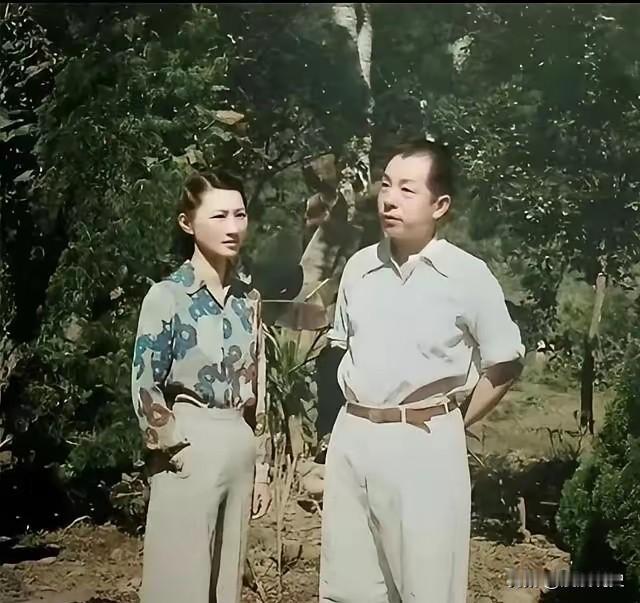 张学良被软禁：百余人武装看护，暗藏双重防范逻辑
 
抗战期间张学良遭软禁，身边常