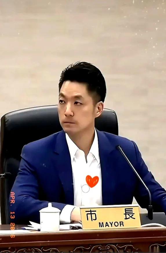 两蒋灵柩要不要回大陆这事，显然蒋万安着急了！
 
5月4日台北市议会的质询现场，