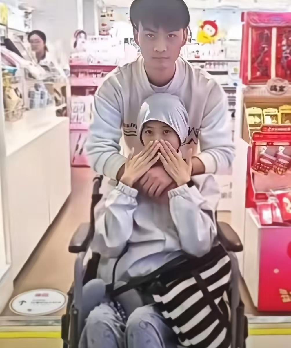 茂名姓李的小伙子，与他初恋女友抗癌的爱情乐章，被登上头条热搜！
 茂名姓李的小伙