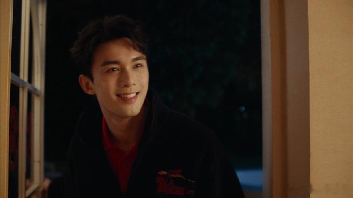 吴磊Burberry新年都让让！吴磊掌管新年冬日的神，怎么会有人帅成这样，一身红