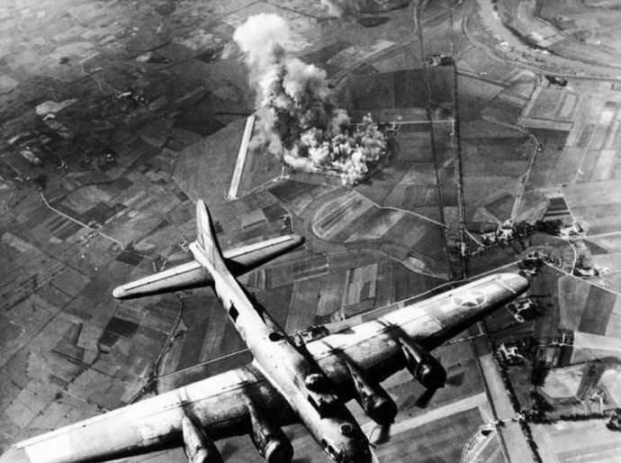 空袭柏林！

1944年3月日，美国陆军航空队第8航空队首次出动474架重型轰炸