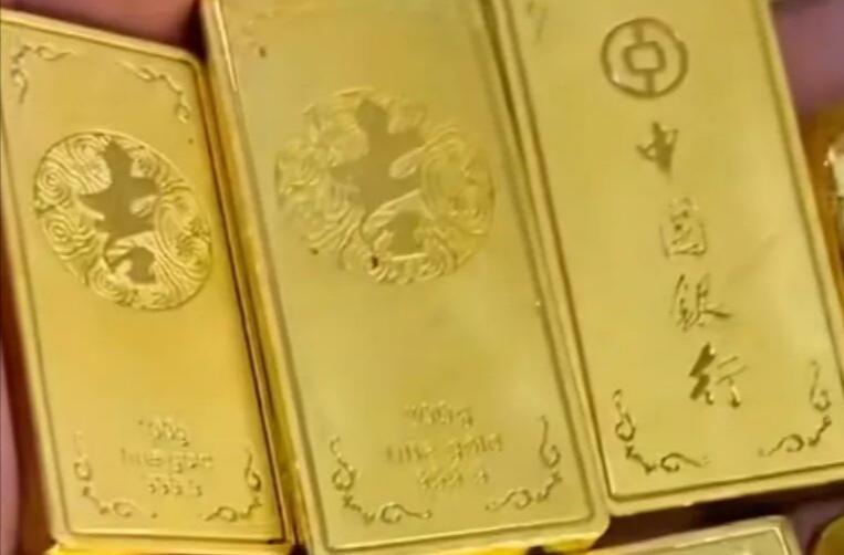 黄金暴跌！大爷大妈抢金条，年轻人却迷上“打金”，抄底还是接盘？
黄金暴跌，投资者
