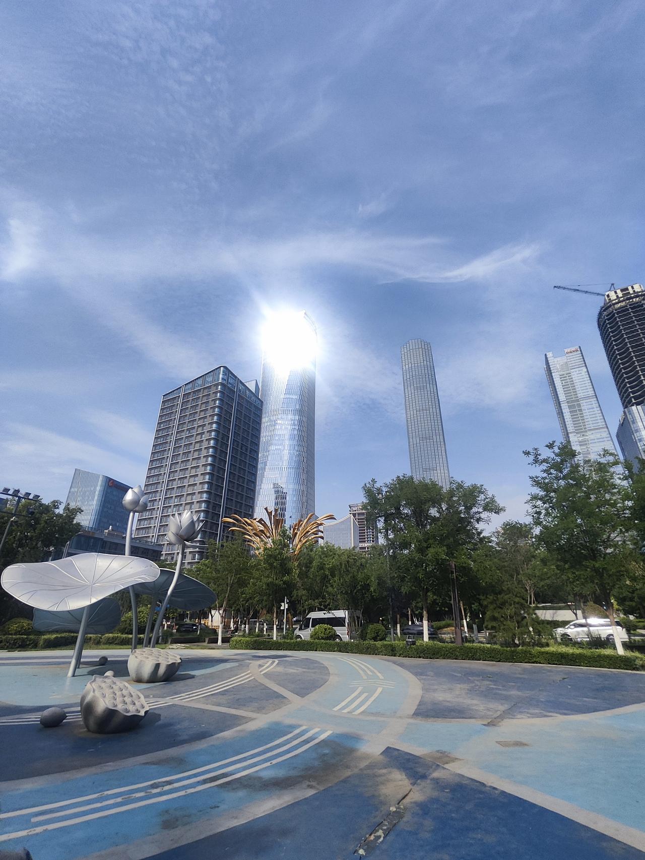 济南 CBD 五指山广场很有特色。它因五座超高层建筑如同五指擎天而得名。这个广场
