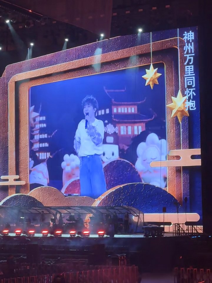 周深鸟巢最后一首是难忘今宵周深把演唱会唱成春晚了共祝愿祖国好，祖国好，周深鸟巢三