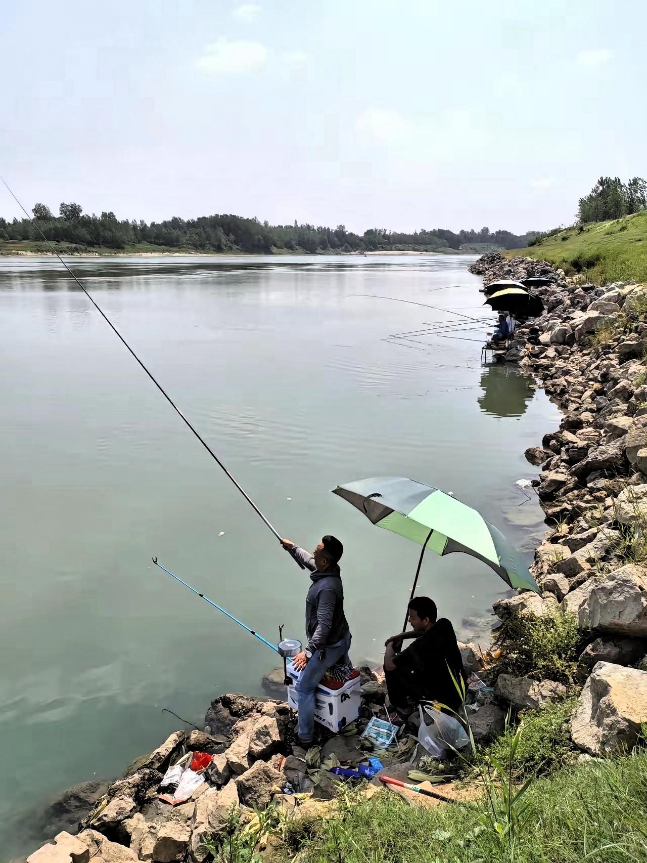 真是服了我家老公了，退休刚两个月，班也不上了，退休金就2400块。我一开始还挺发