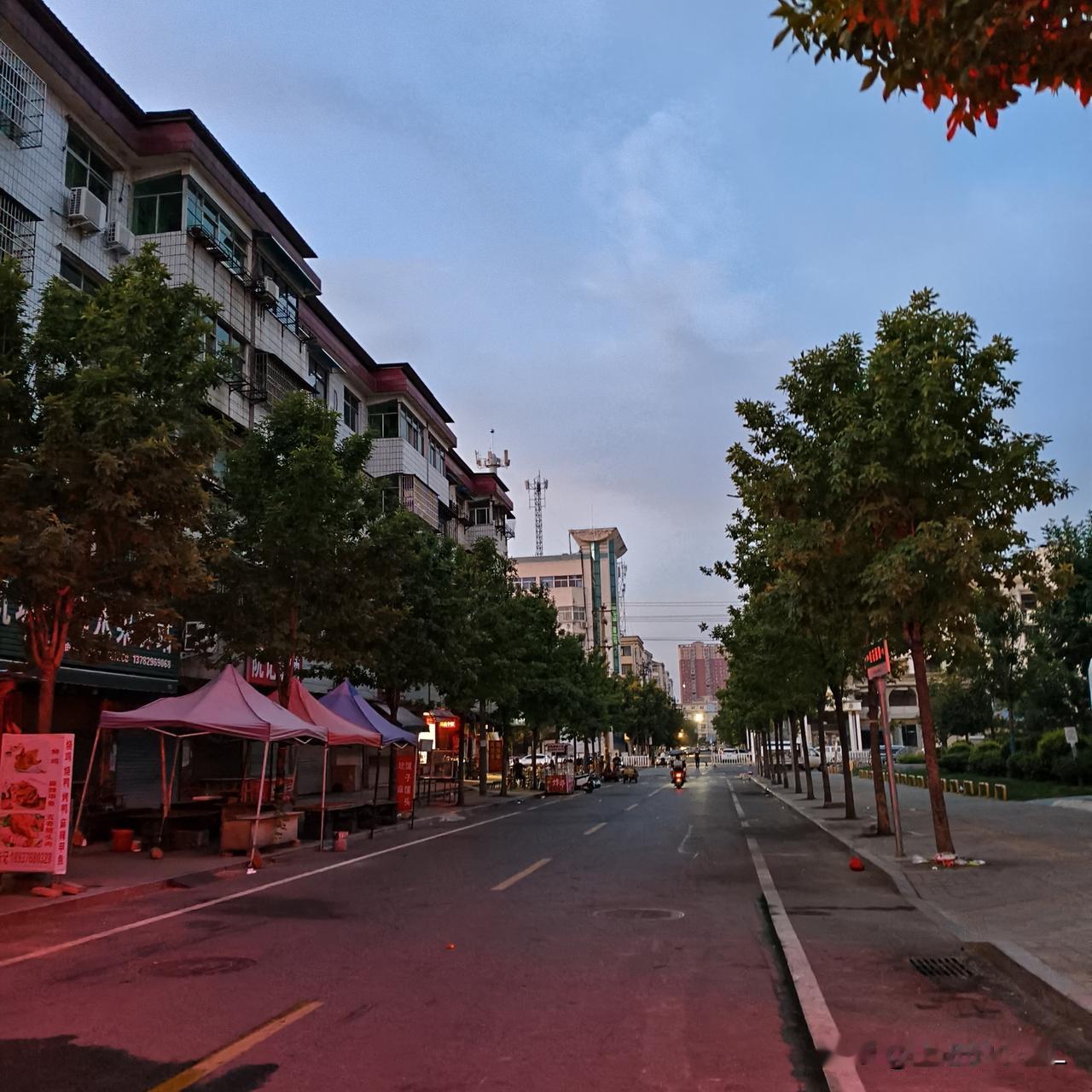凌晨五点多的街道空无一人，我走走，空气清新。除了几声狗叫鸡鸣，其他的都好。