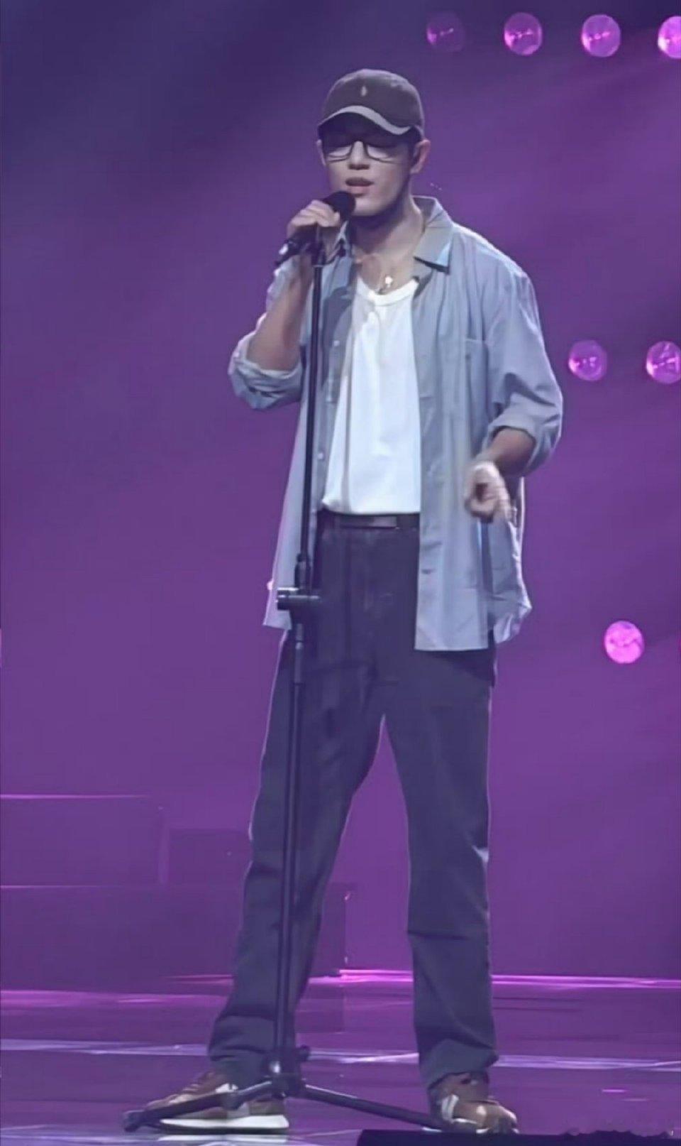 肖战湾区升明月晚会彩排图来了，期待今晚演唱《整晚的音乐》 ​。 ​​​期待[爱慕