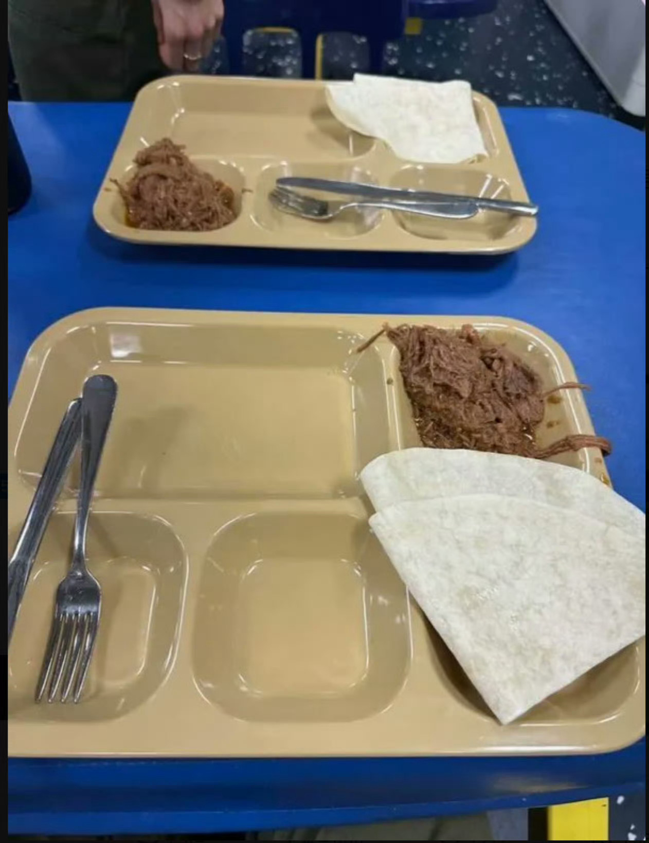 这边是豪华宫廷晚宴，那边是航母减脂套餐特朗普因安全原因离开白宫晚宴