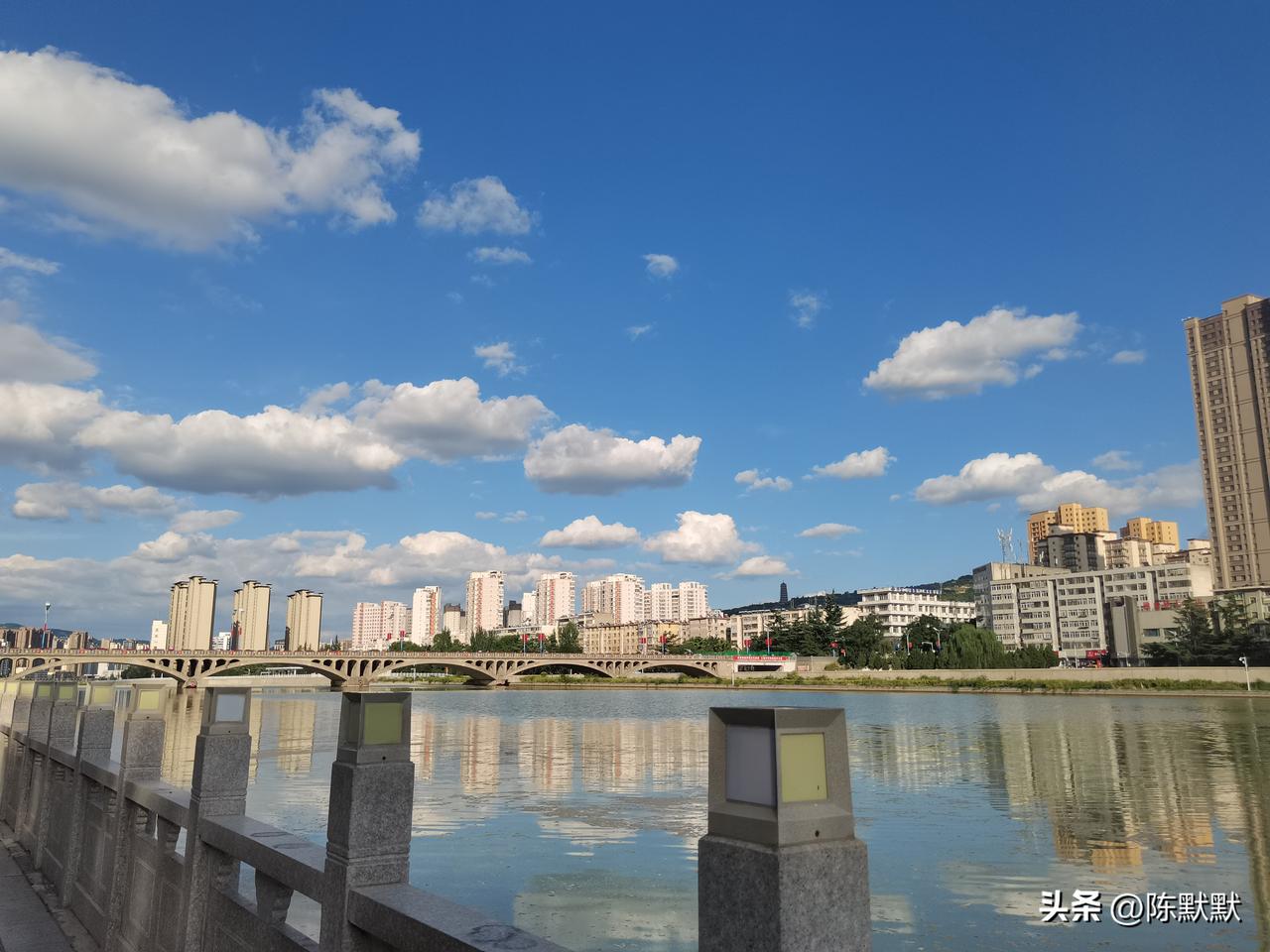 接连失去至亲以后，才读懂成年人世界的人情冷暖。

曾经以为亲戚之间血浓于水，经历