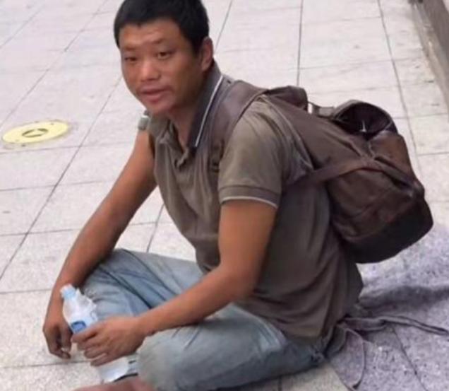 “我不配回中国，没脸见人”，2017年，他在流落巴西街头，靠乞讨为生，当大使馆找