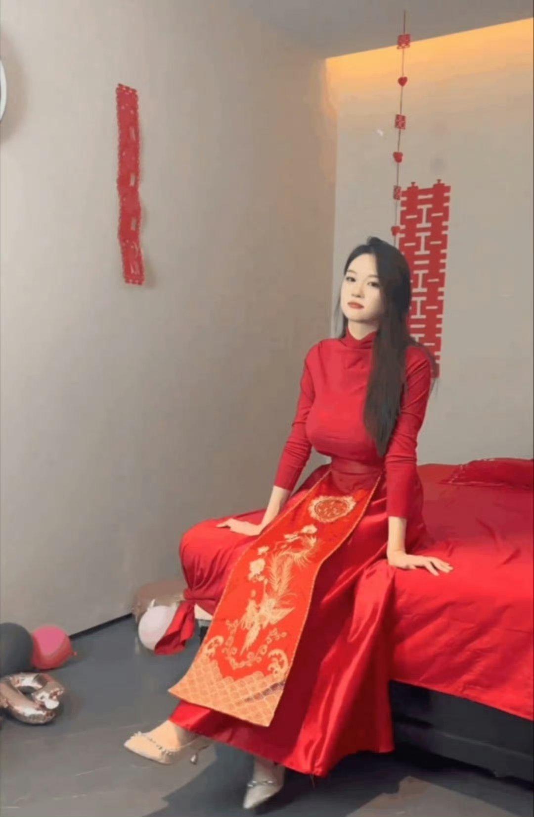 表弟今天结婚，这是他老婆，彩礼给了38.8万，三金，车房都是新的。大家看这姑娘怎