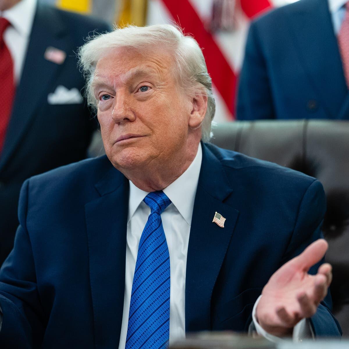 【特朗普在爱泼斯坦文件中的出现，超过5300份提及特朗普及其相关词汇的文件】
