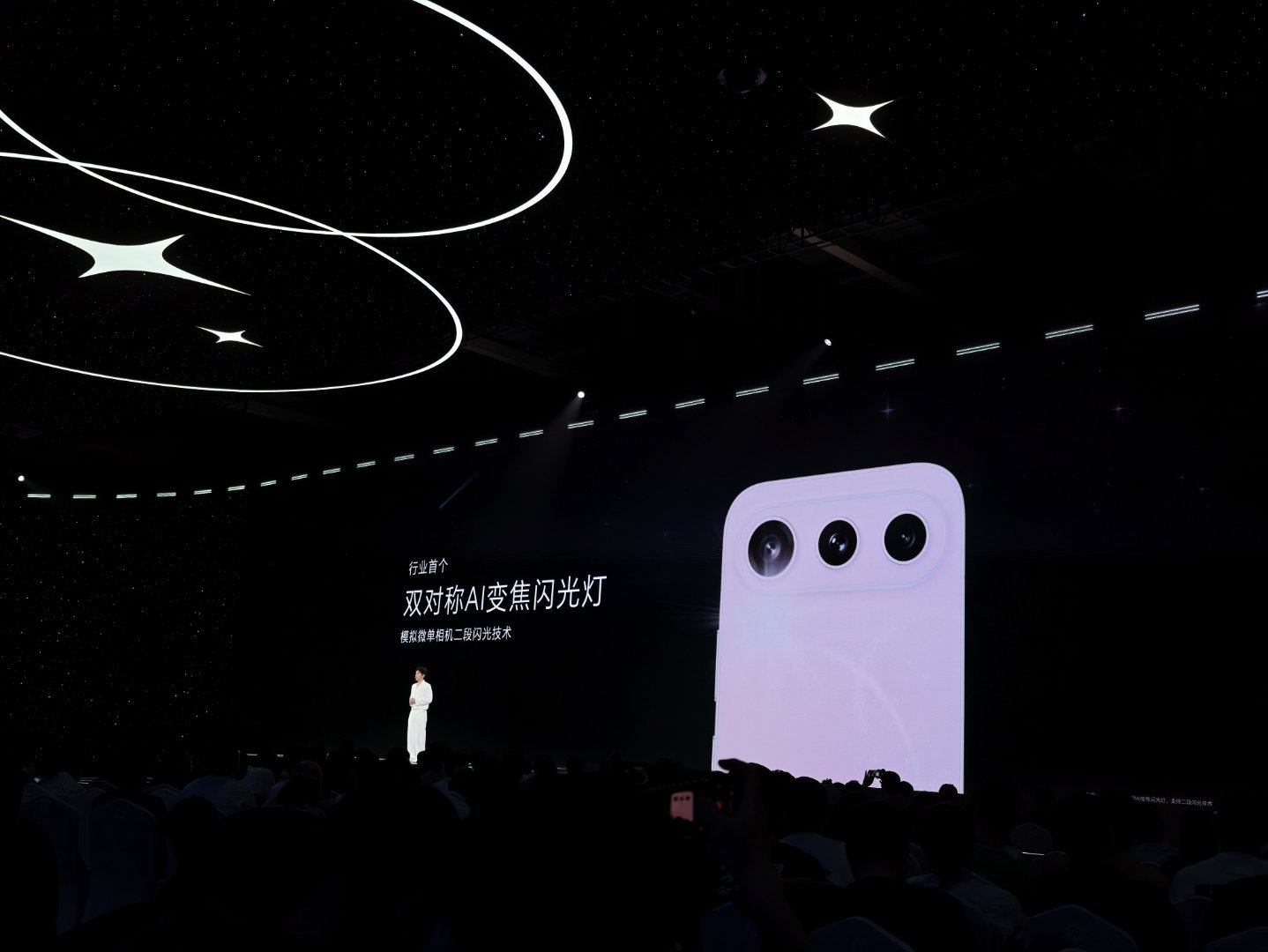 荣耀600 出了双对称AI变焦闪光灯，夜景补光更均匀柔和，CCD氛围感拉满。 厦